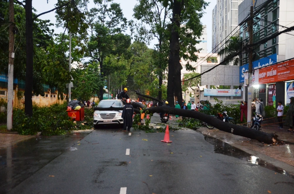 Lực lượng chức năng nhanh chóng có mặt tiến hành giải phóng hiện trường. 